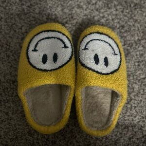 smiley face house shoes/slippers size 39/40 which is equivalent to 8-9 women’s